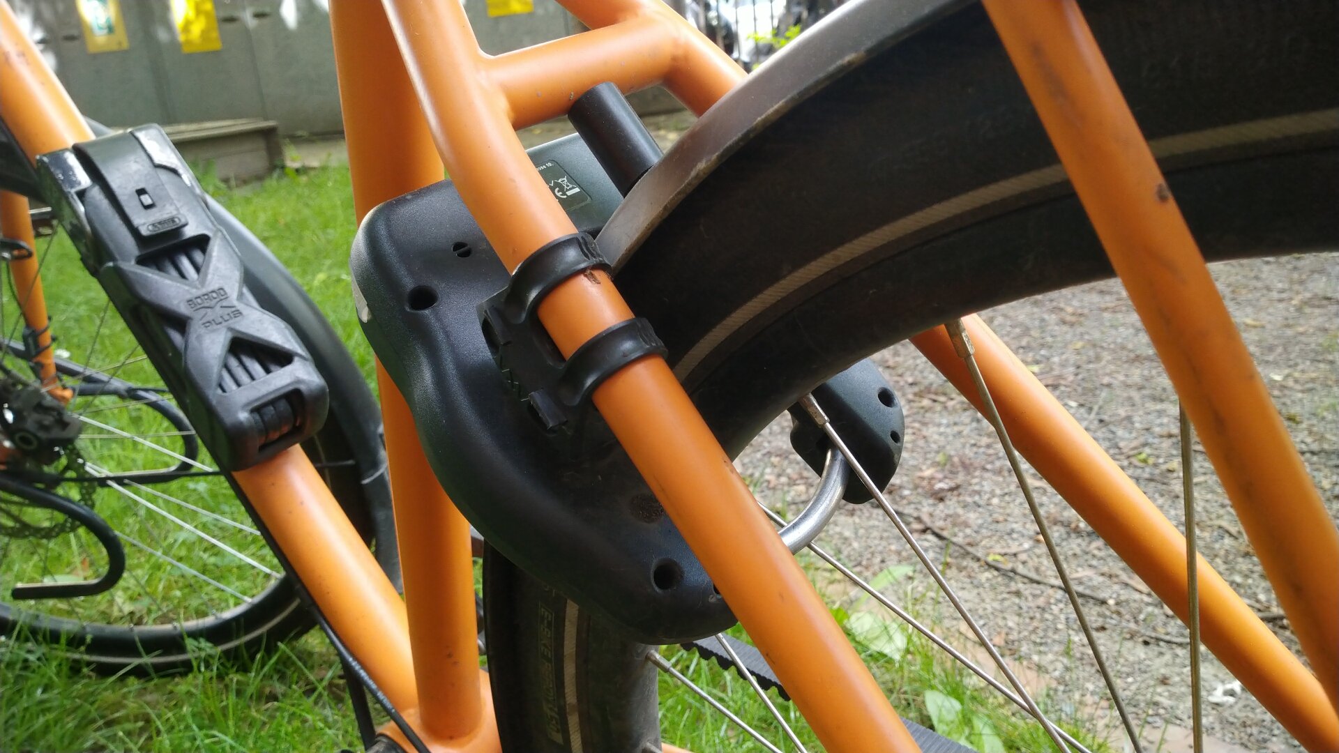 Das I LOCK IT montiert an einem orangen ToutTerrain Fahrrad-Rahmen.